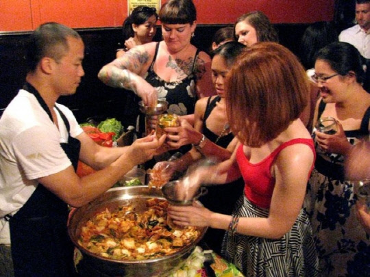 행사후 미국인들에게 김치를 나눠주고 있는 오기림 대표. [뉴욕컬처비트]